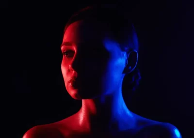 https://www.redlighttherapydigest.com/wp-content/uploads/difference-between-red-and-blue-light-therapy-400x285.webp